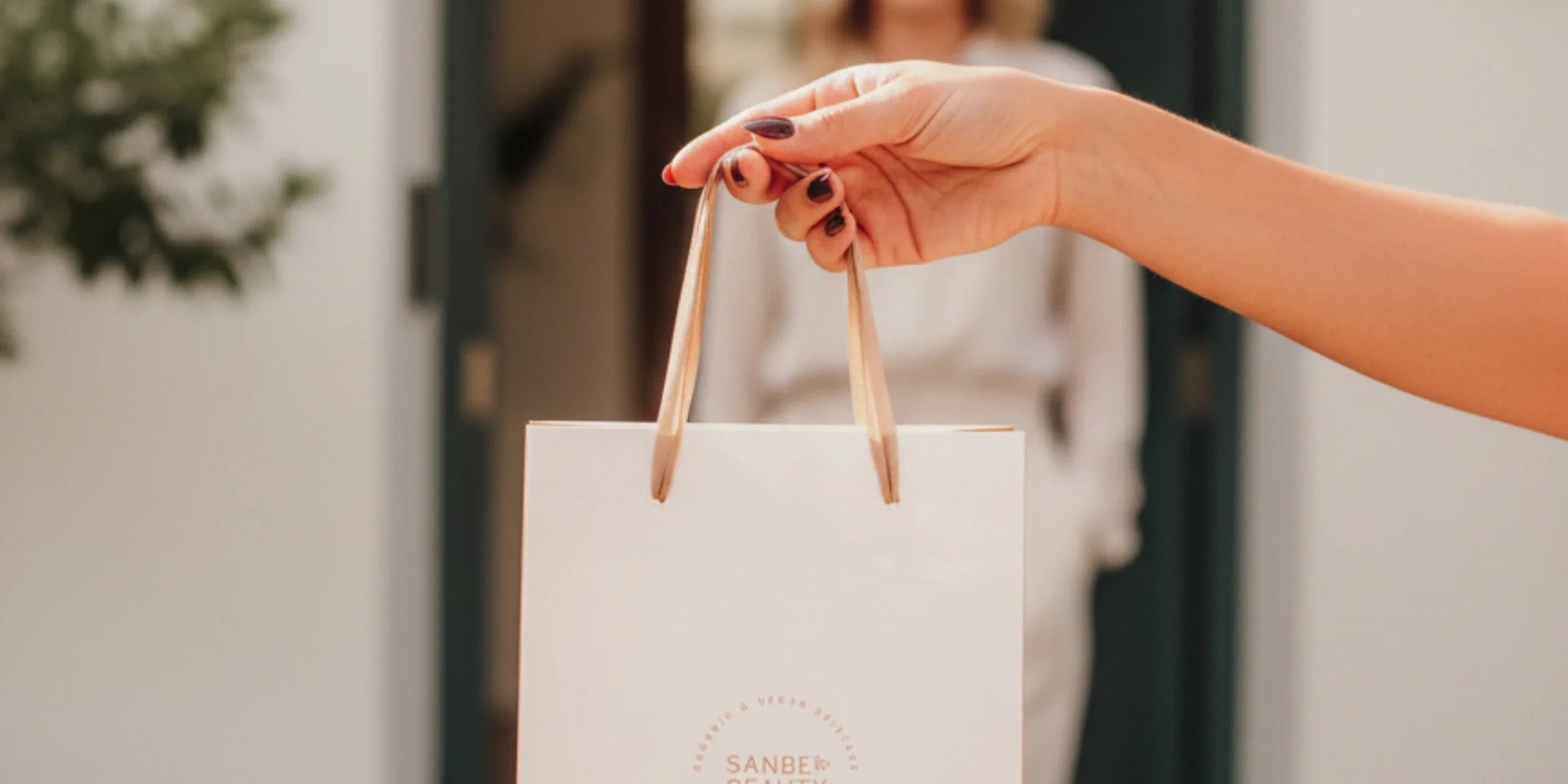 Sanbe Beauty bad held by a female hand