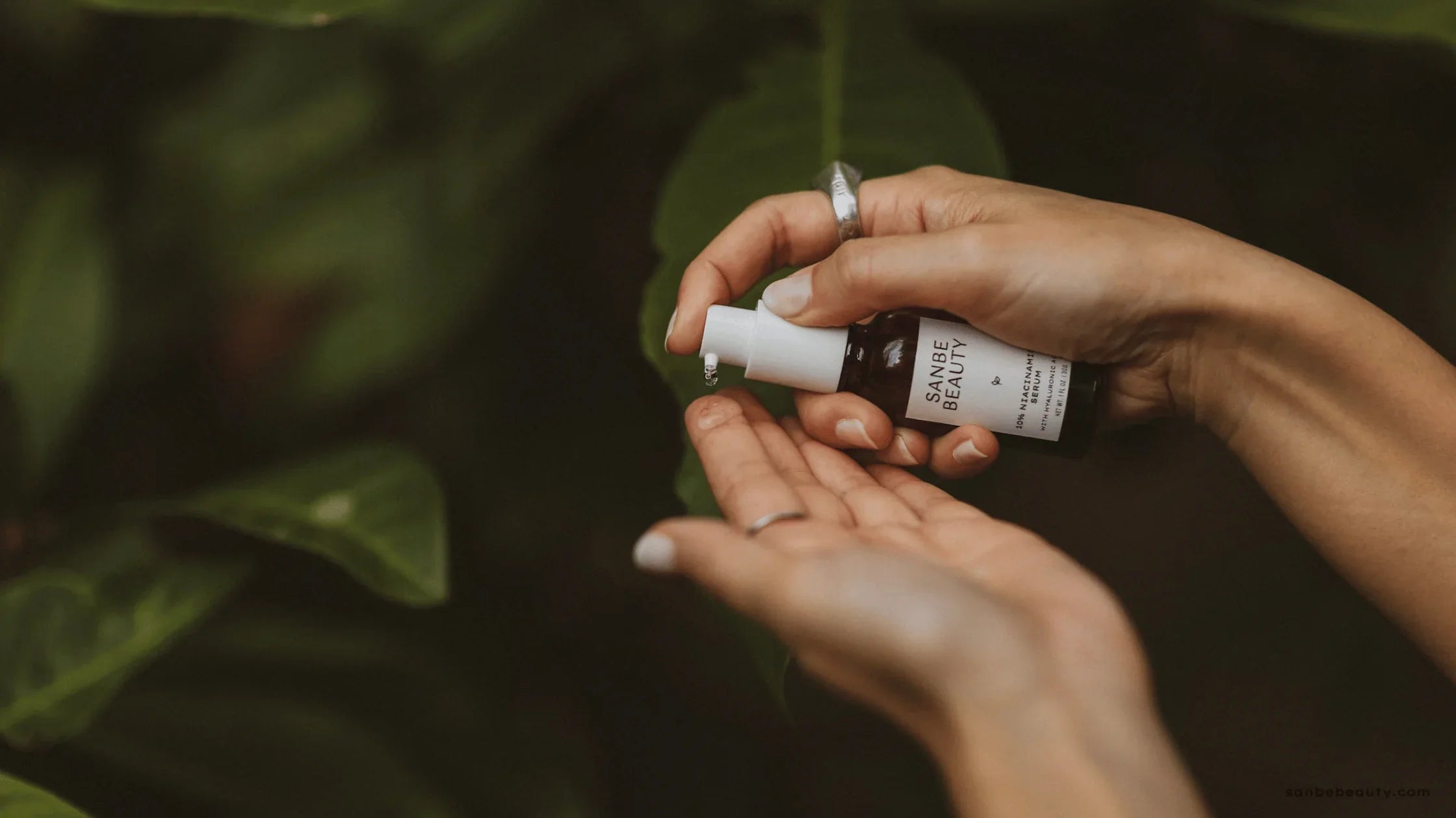 Niacinamide serum bottle close-up – Sanbe Beauty brightening skincare formula