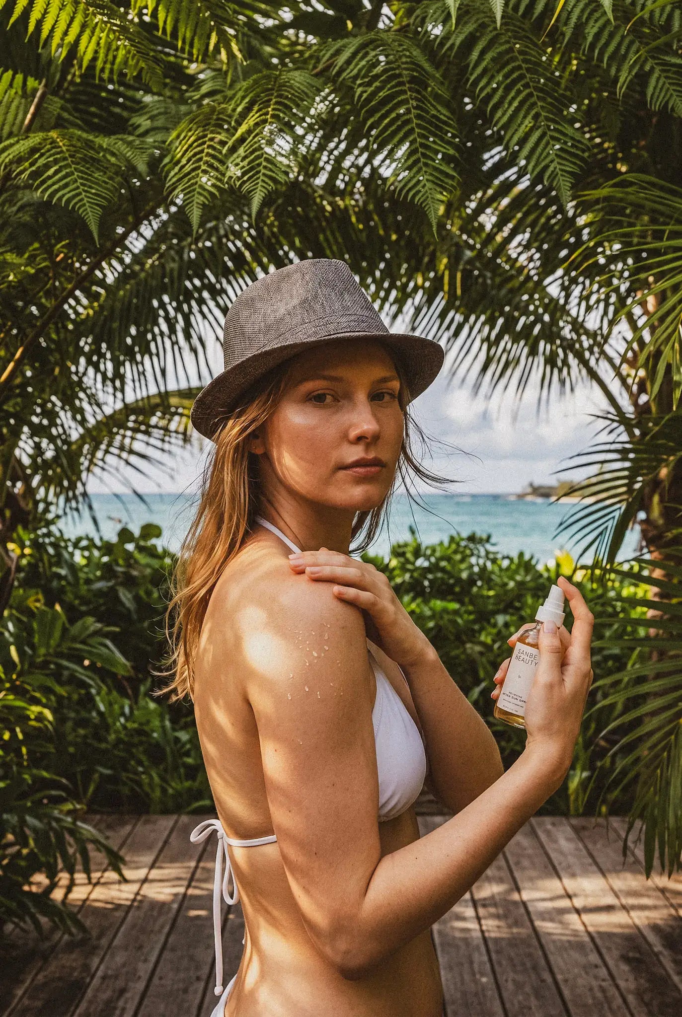 After_Sun_spray_Outdoor_Model_C.webp